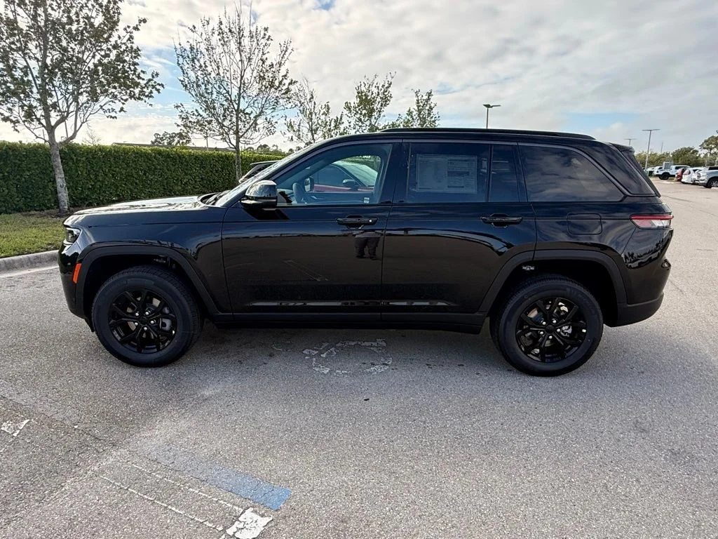 New 2026 Diamond Black Crystal Pearl-Coat Exterior Paint Jeep Altitude image 7