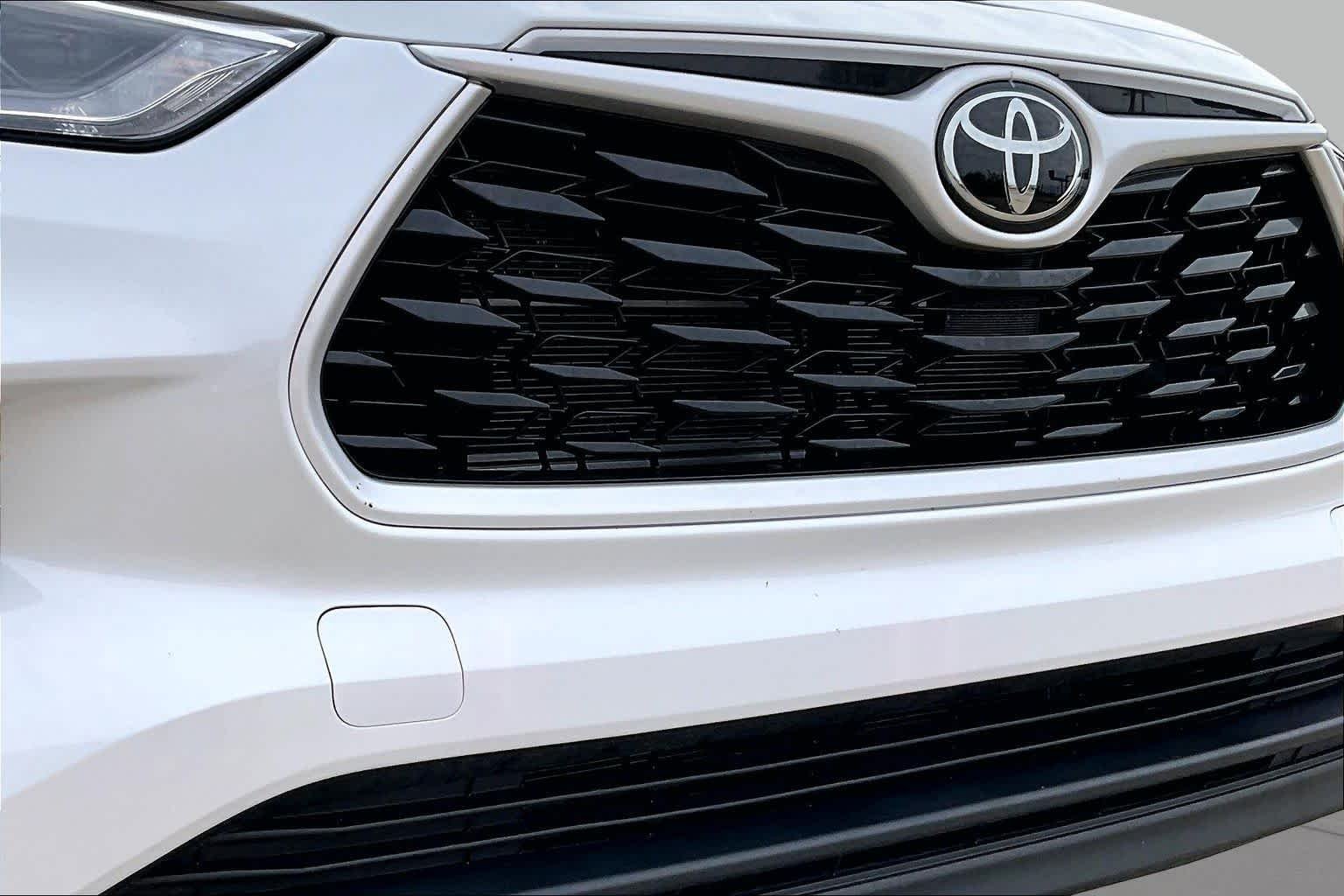 Used 2025 Wind Chill Pearl Toyota Hybrid XLE image 30