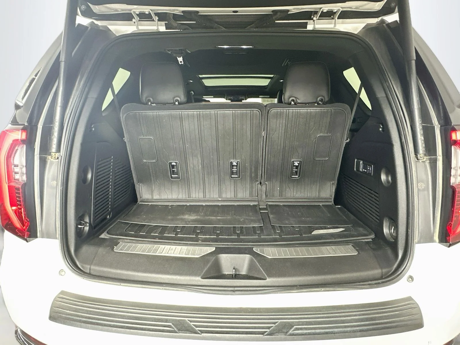 Used 2025 White GMC Denali Ultimate image 30