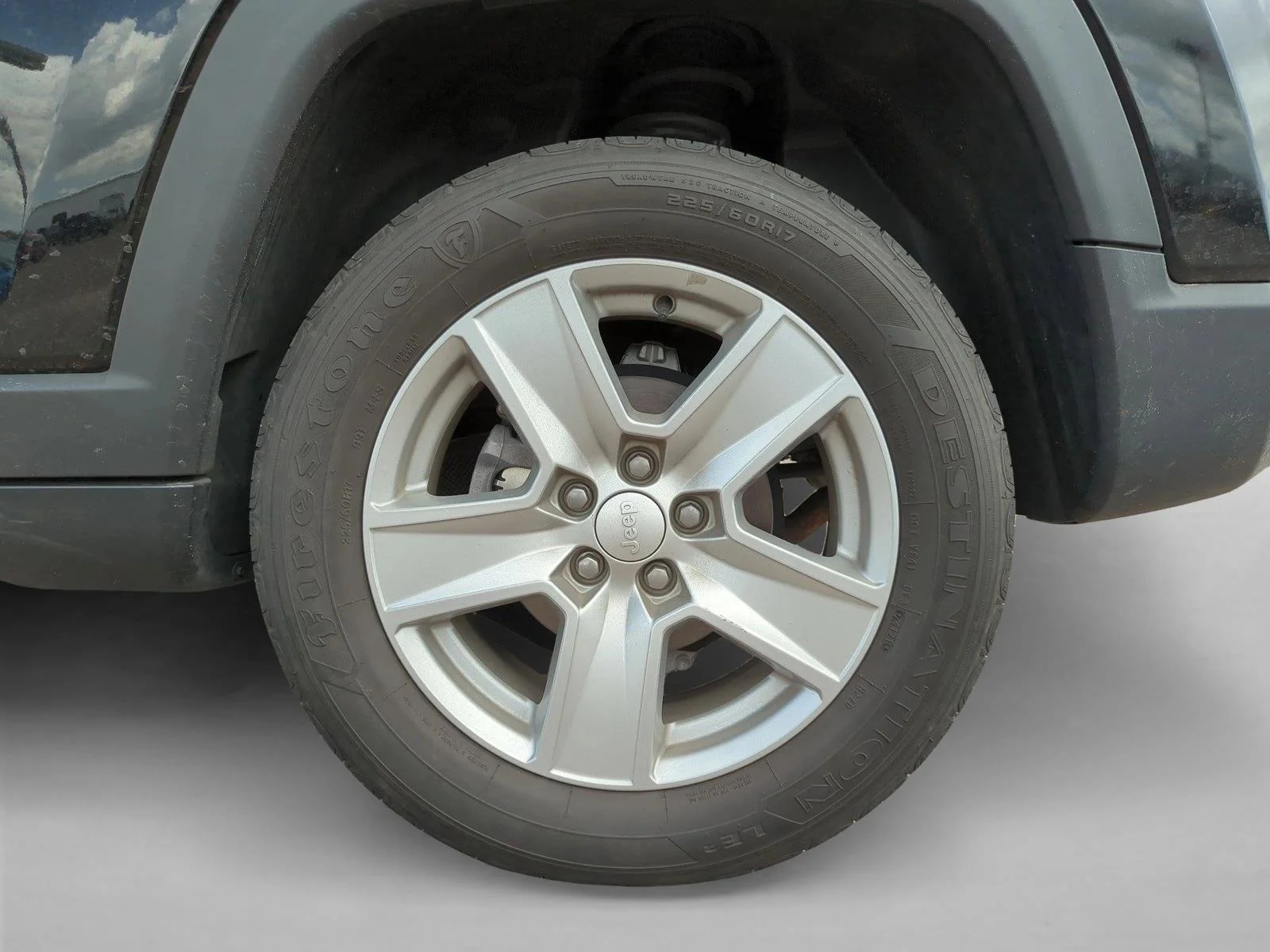 Used 2022 Diamond Black Crystal Pearlcoat Jeep Latitude image 13