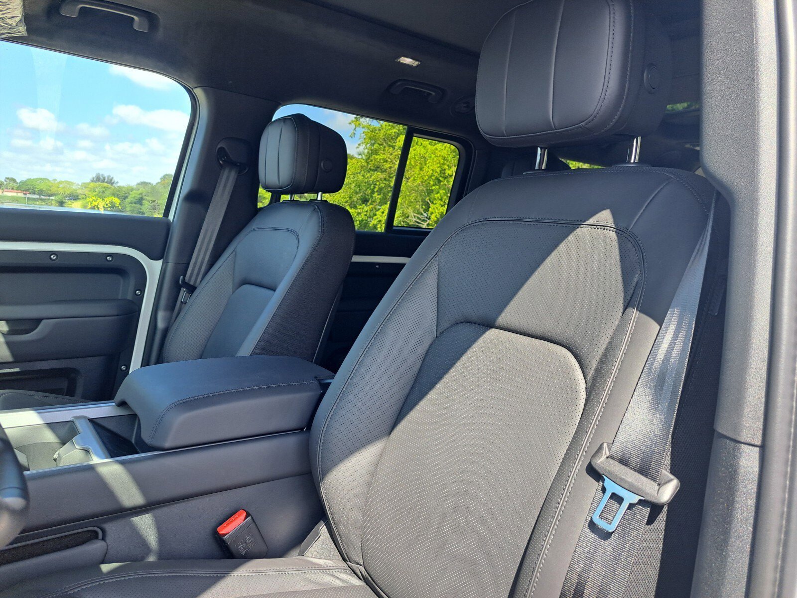 2025 Land Rover Defender V8 - Photo 8