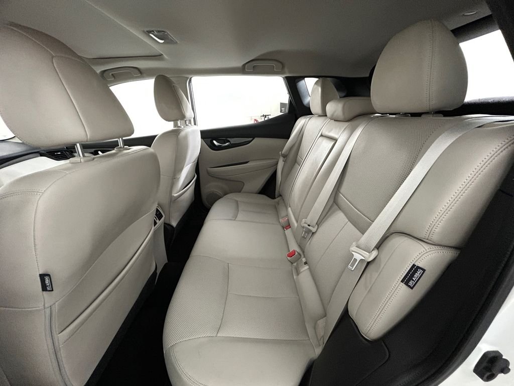Used 2021 White Nissan SL image 19
