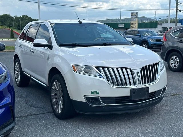 Used 2013 White Platinum Clearcoat Metallic Lincoln Base image 3