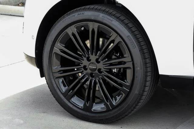 New 2026 Fuji White Land Rover SE image 66