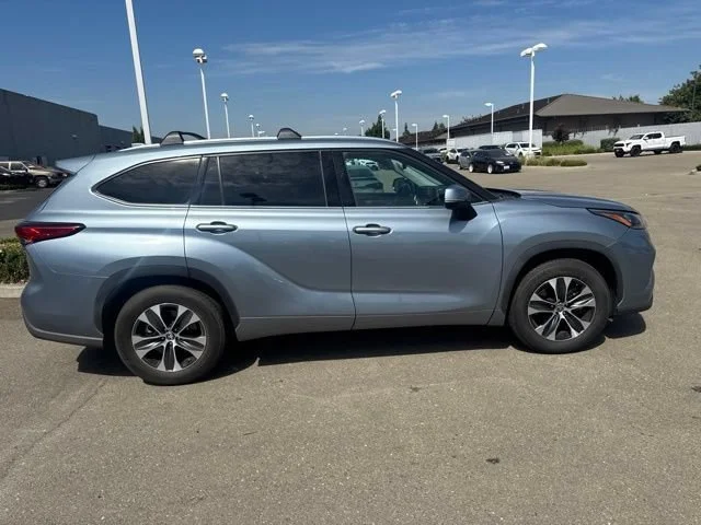 Used 2020 Moon Dust Toyota XLE image 3