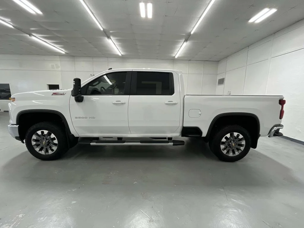 Used 2025 Summit White Chevrolet LT image 5