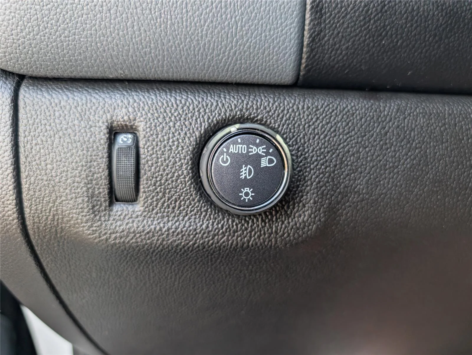 Used 2022 Summit White Chevrolet Z71 image 27