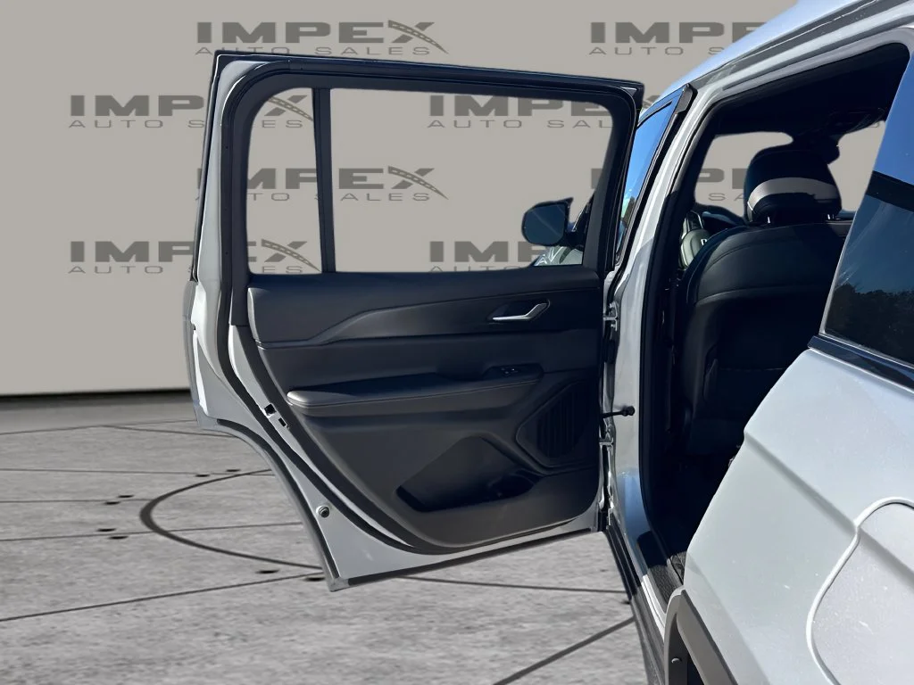 Used 2025 Silver Jeep Altitude image 26