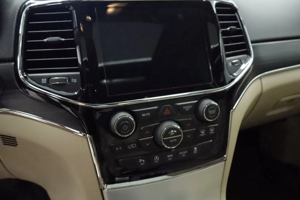 Certified Used 2020 Silver Jeep Limited image 34