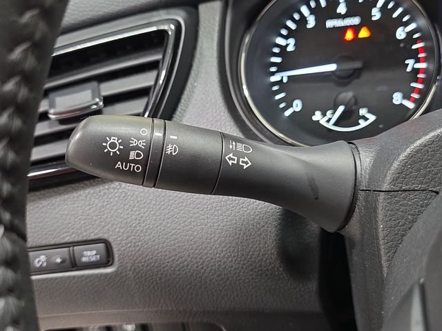 Used 2019 Red Nissan SL image 25