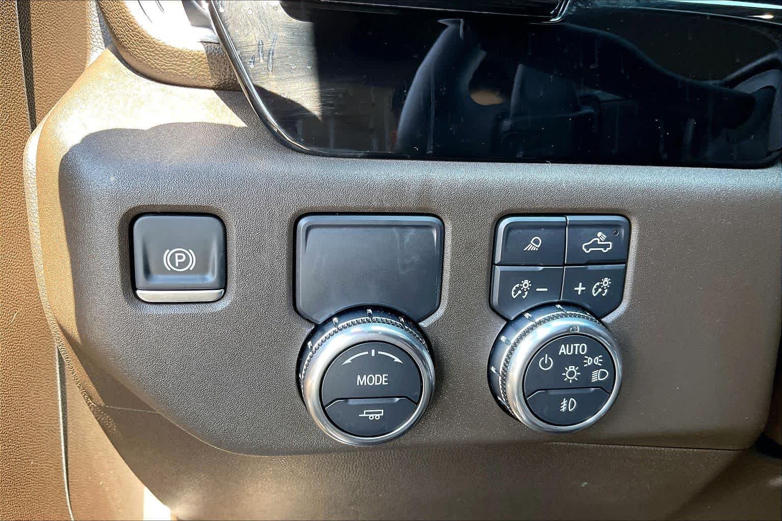Used 2024 White Frost Tricoat GMC SLT image 14