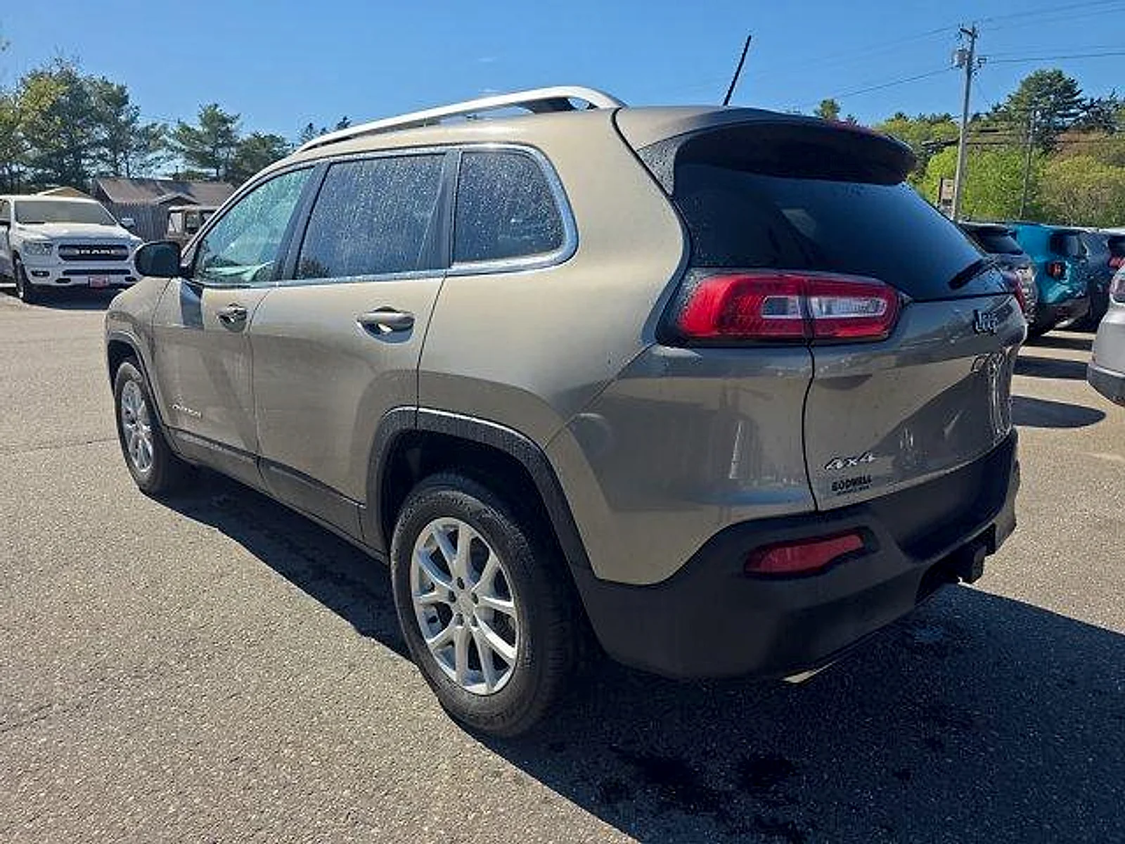 Used 2017 Light Brownstone Pearlcoat Jeep Latitude 4x4 image 3