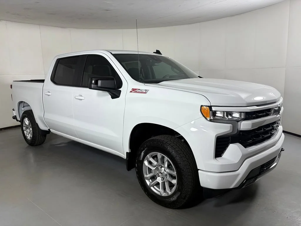 New 2026 Summit White Chevrolet RST image 2