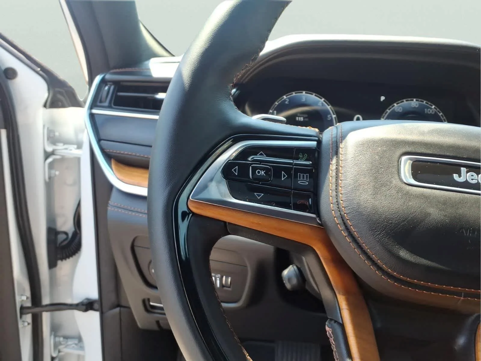 Used 2025 Bright White Clearcoat Jeep Summit Reserve image 27