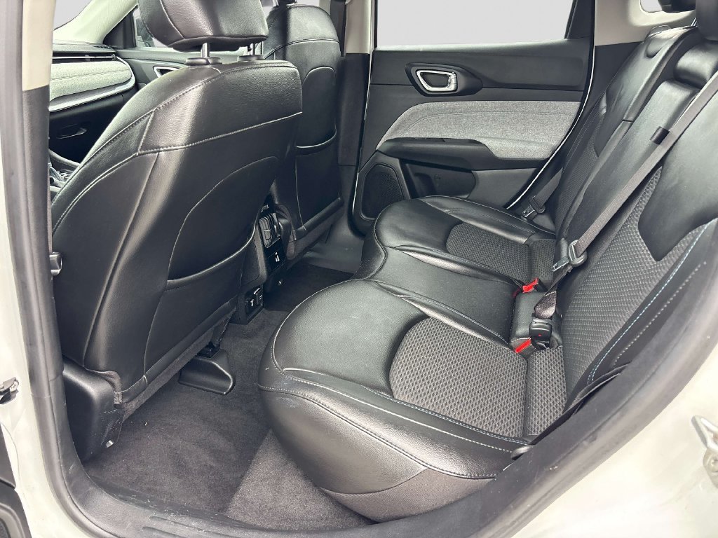 Used 2022 White Jeep Latitude image 12