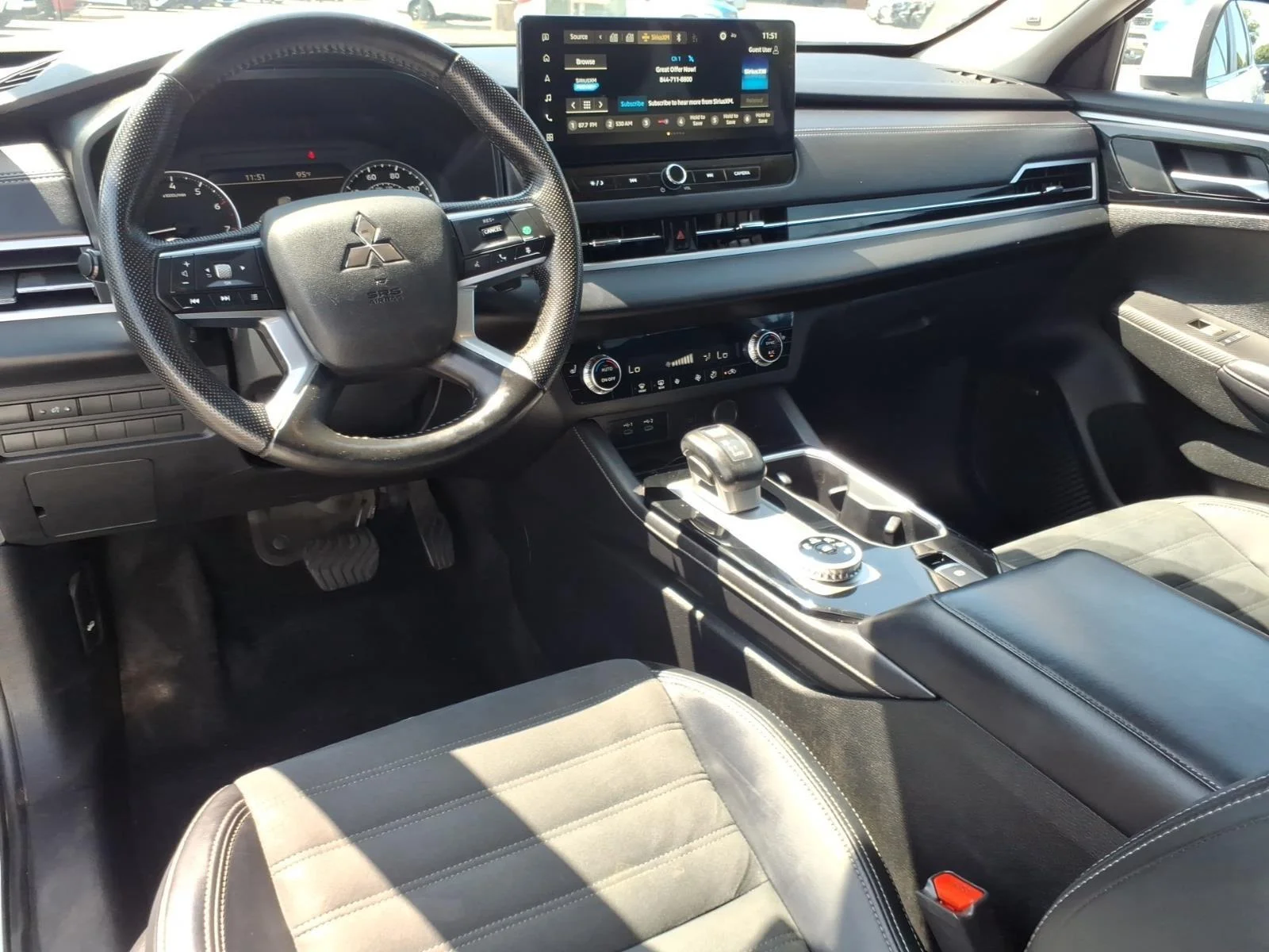 Used 2025  Mitsubishi SE image 21