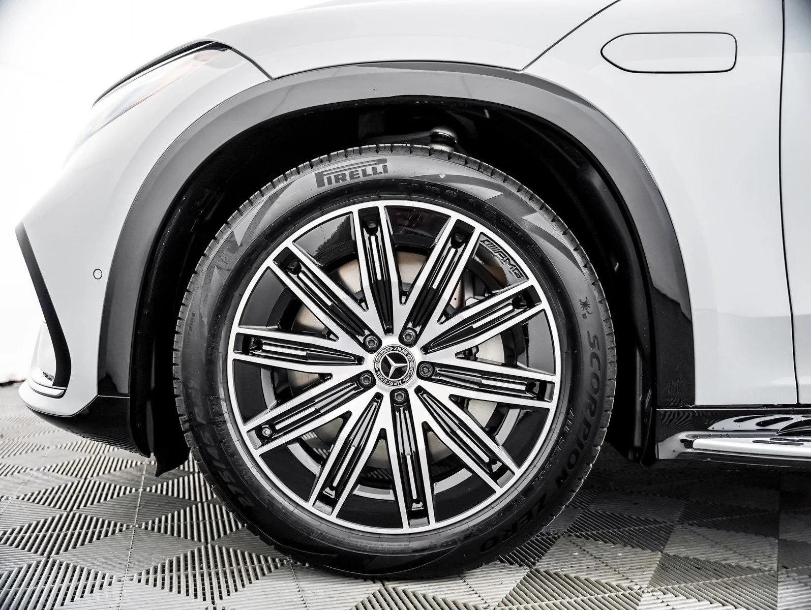 New 2026 Alpine Grey Mercedes-Benz 400 4MATIC® image 4