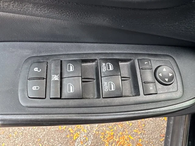 Used 2017 Diamond Black Crystal Pearlcoat Jeep Latitude image 6