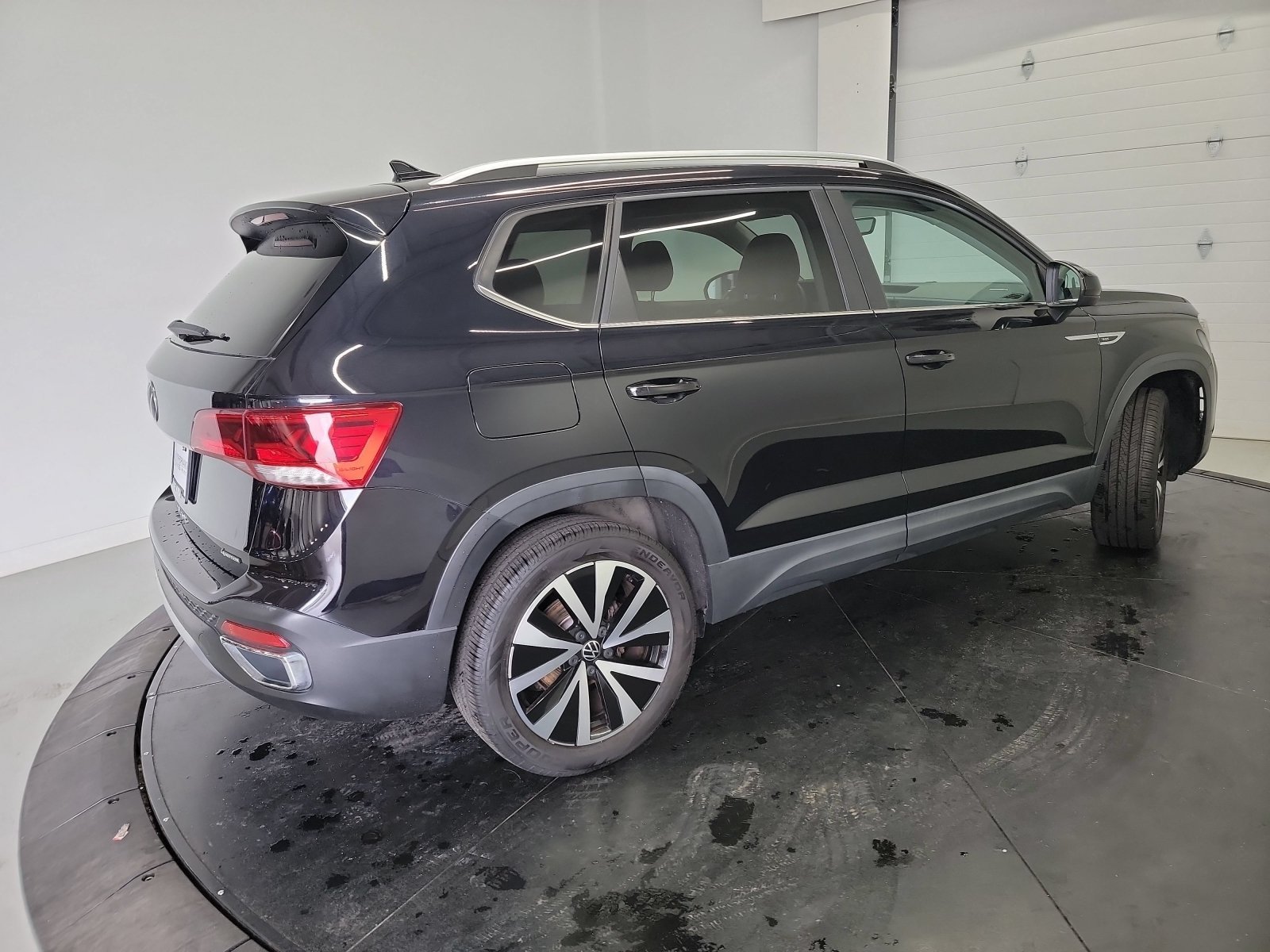 Used 2022 Deep Black Pearl Volkswagen SE image 8