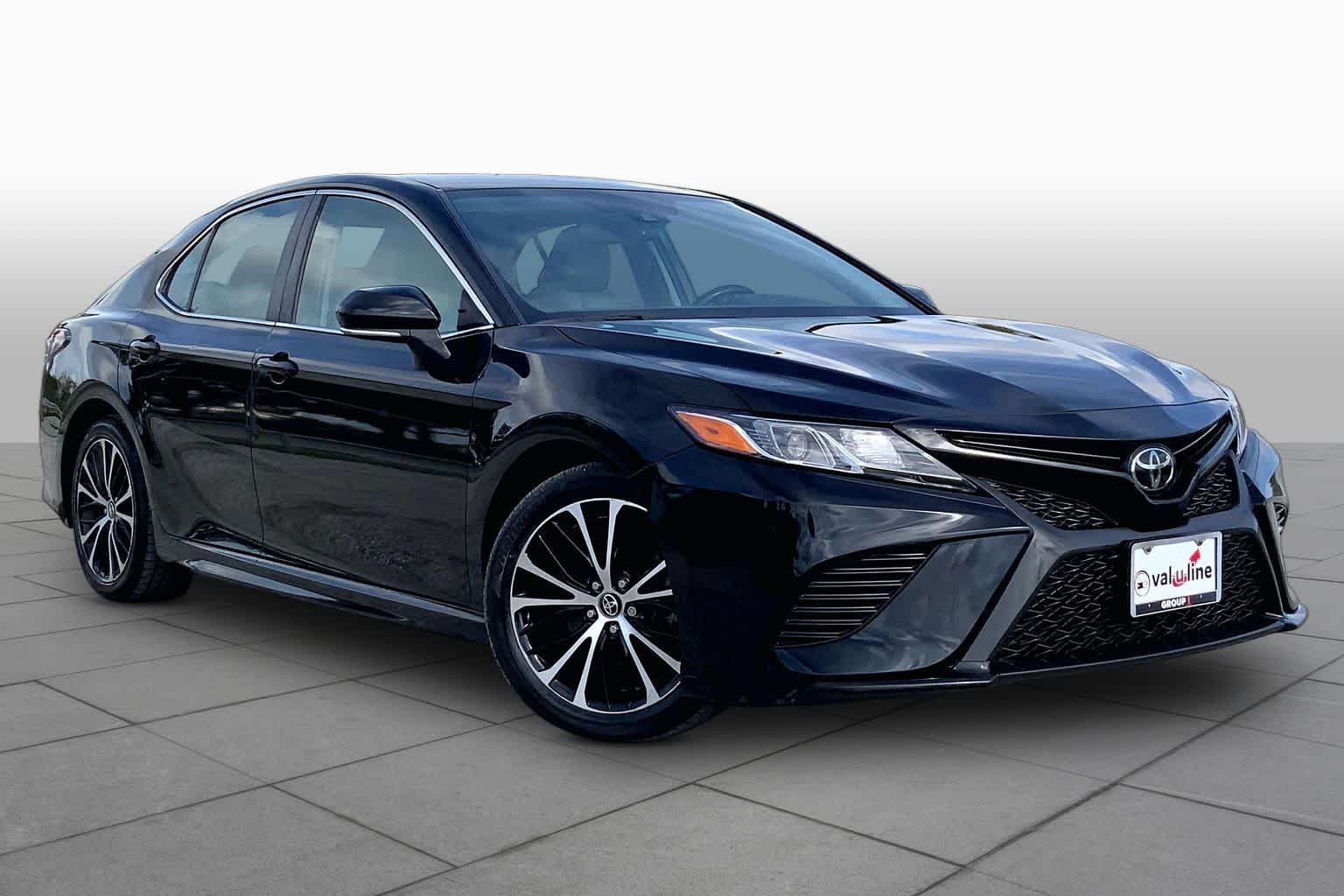 Used 2019 Midnight Black Metallic Toyota SE image 3
