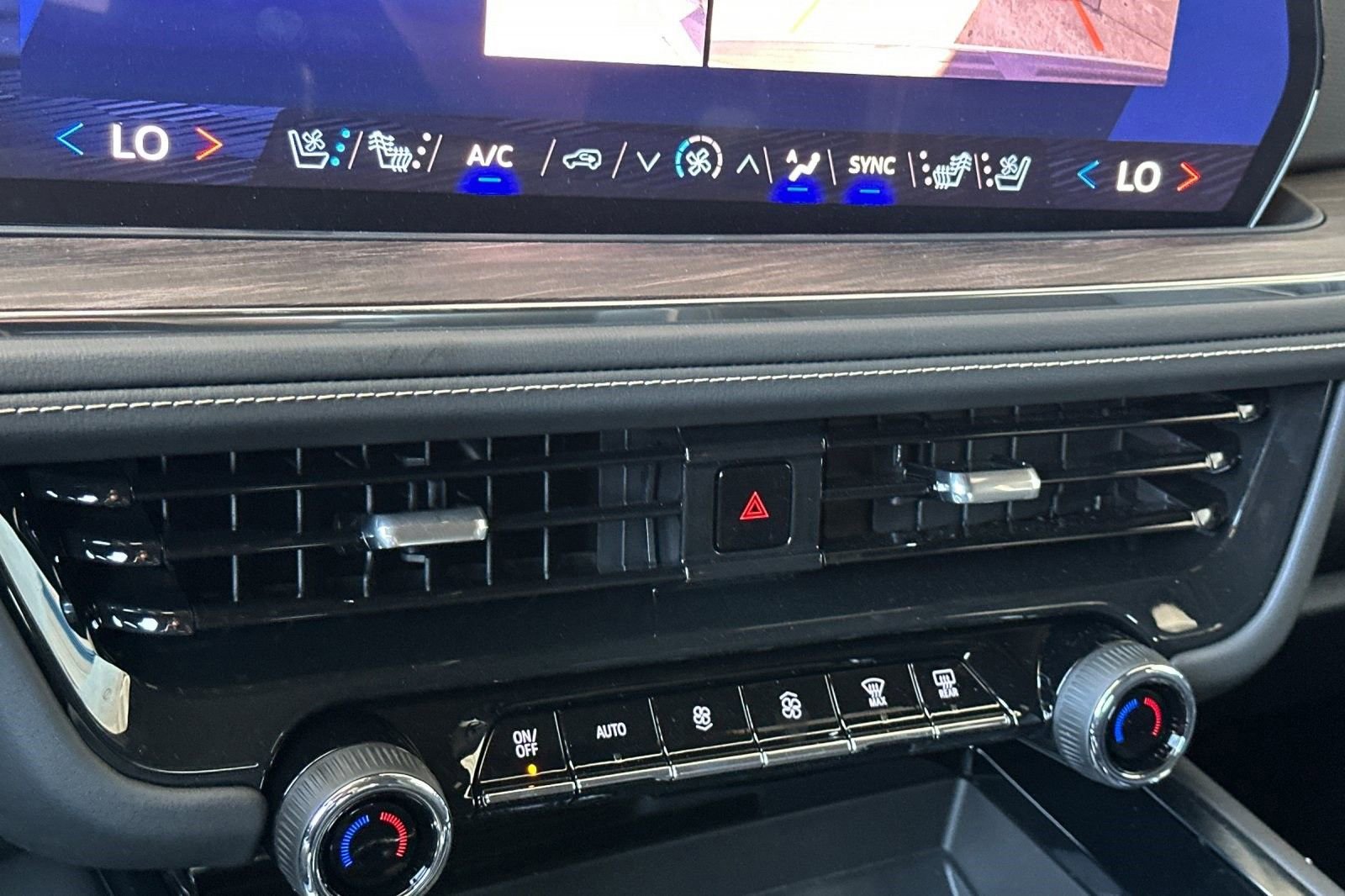 2025 Chevrolet Suburban Premier - Photo 25