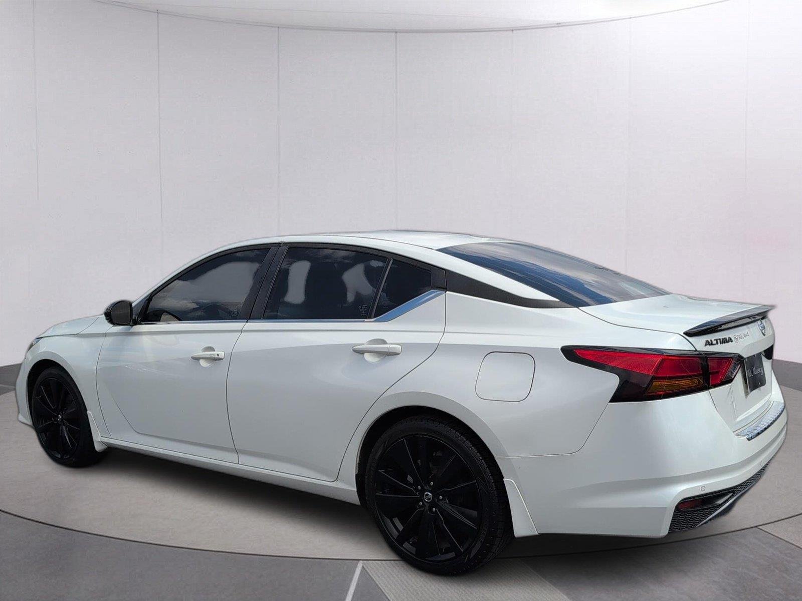 Used 2022 Pearl White TriCoat Nissan 2.5 SR image 3