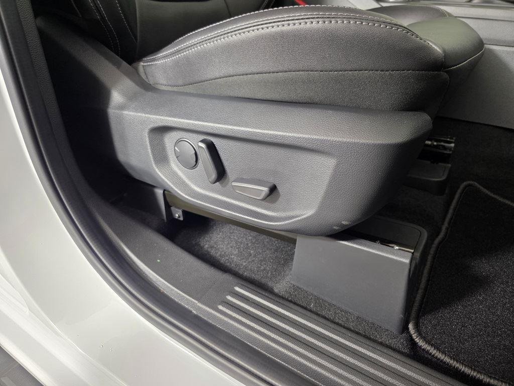 Used 2025 Oxford White Ford LARIAT image 25