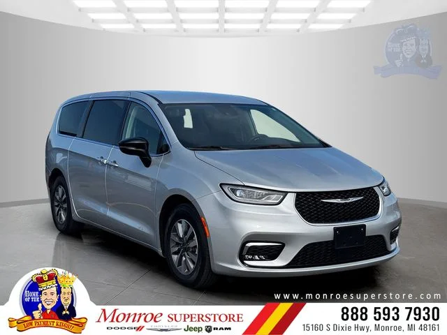 2024 Chrysler Pacifica Hybrid Select PHEV's photo