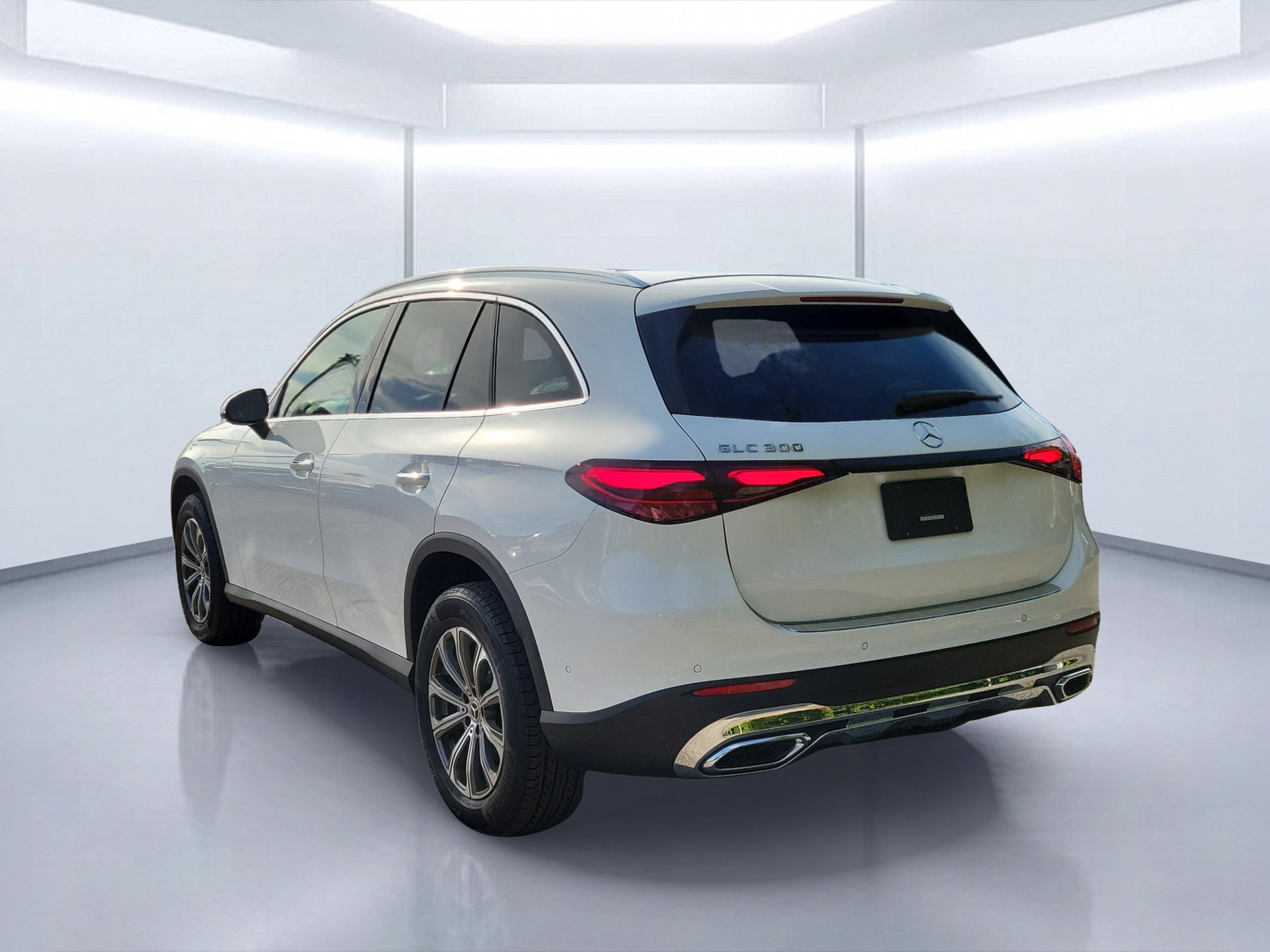Used 2025 Polar White Mercedes-Benz GLC 300 image 3