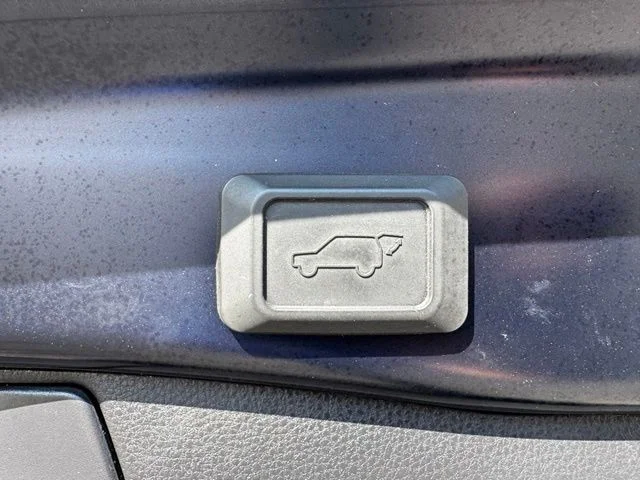 2025 Toyota RAV4 XLE - Photo 12