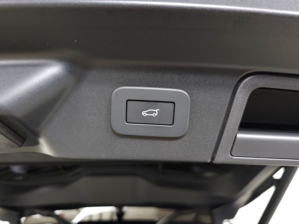 Certified Used 2026 White Land Rover Dynamic SE image 7