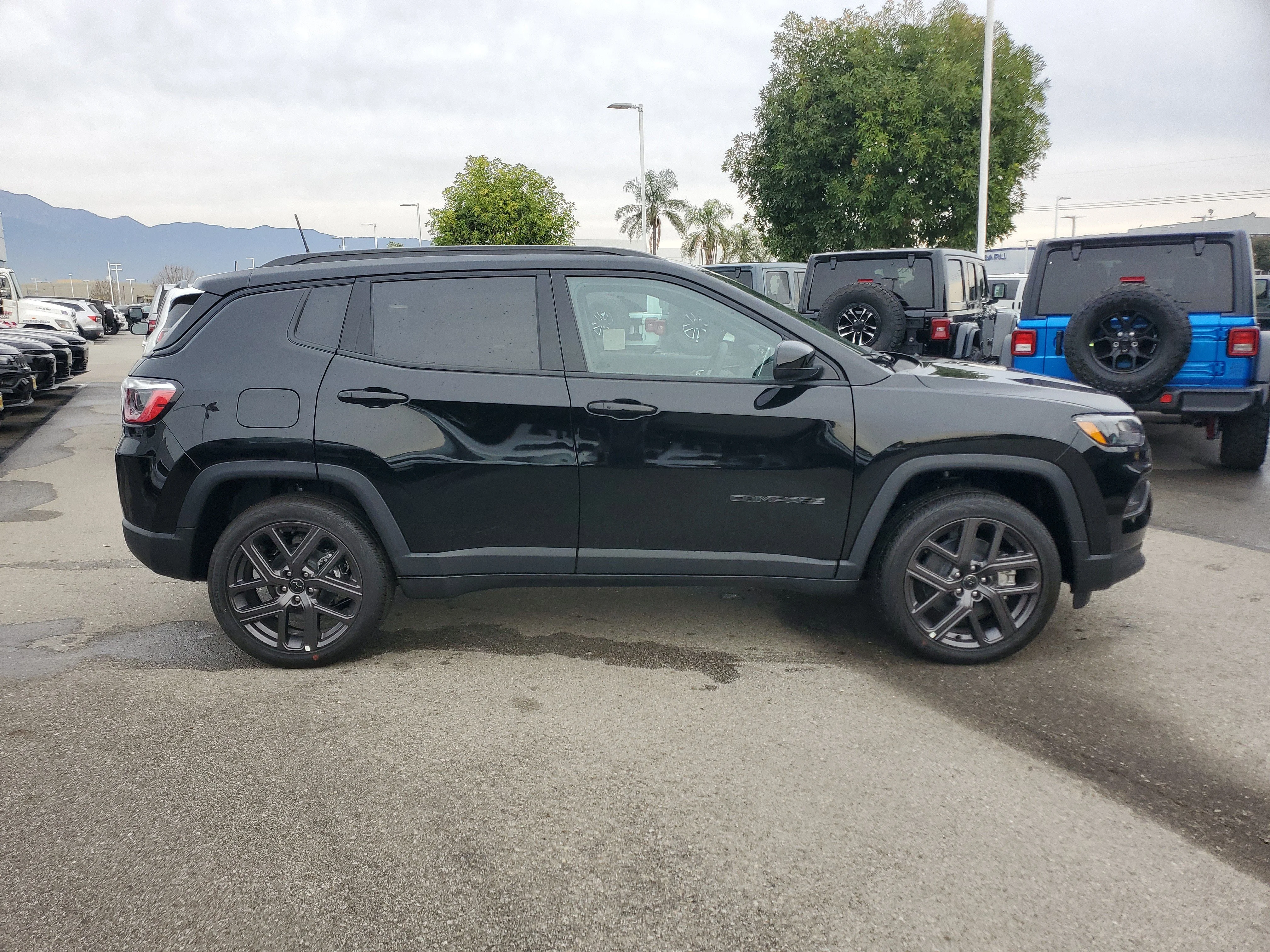 New 2026 Diamond Black Crystal Pearl-Coat Exterior Paint Jeep Latitude image 2