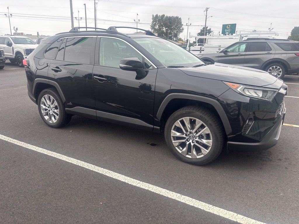 Used 2019 Midnight Black Metallic Toyota XLE Premium image 2