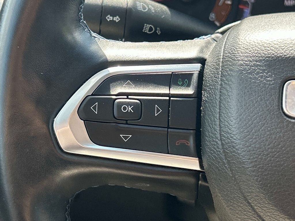 Used 2022 White Jeep Latitude image 21