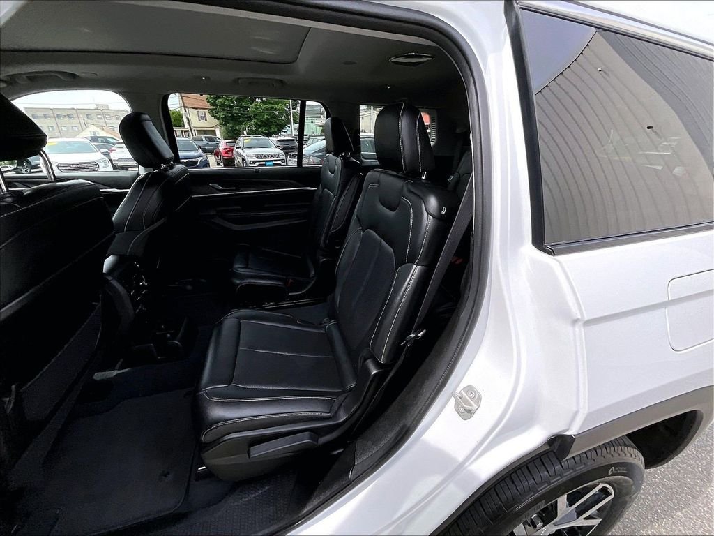 Used 2023 White/off-white Jeep Limited image 15