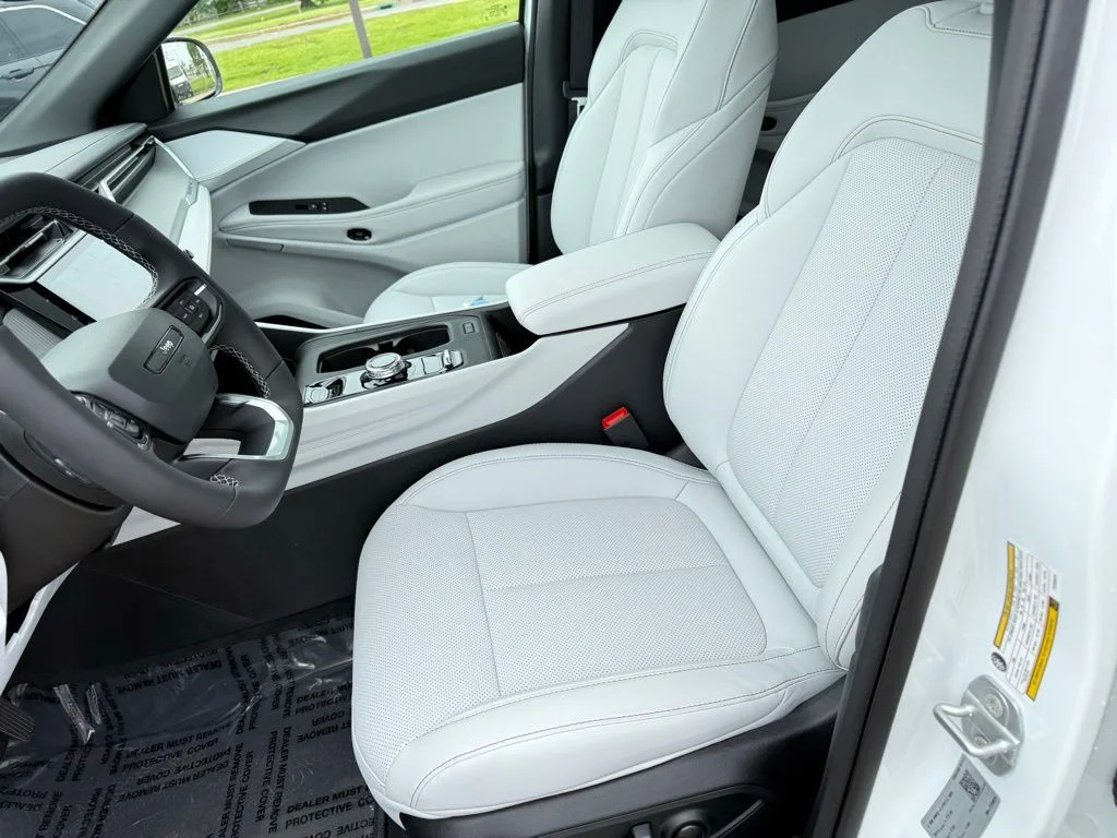 New 2026 Bright White Clear-Coat Exterior Paint Jeep Limited image 15