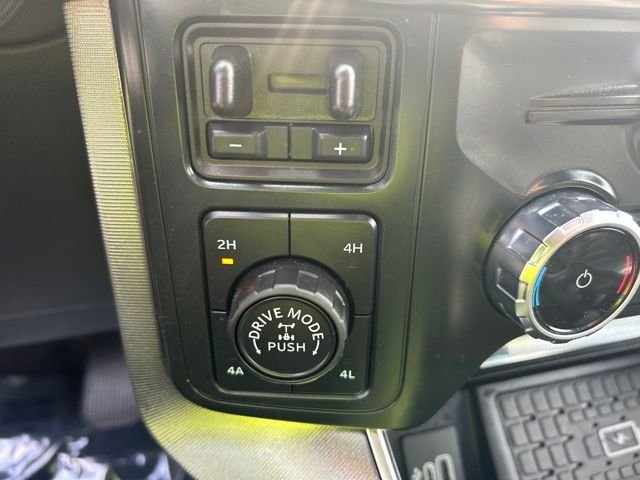 Used 2025 White Metallic Ford Platinum image 28
