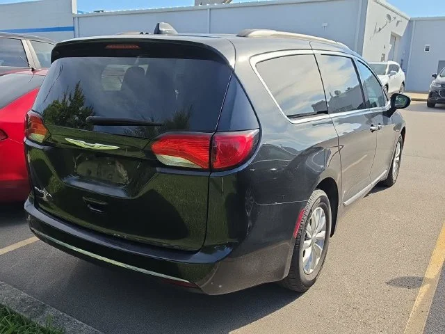 Used 2017 Brilliant Black Crystal Pearlcoat Chrysler Touring L image 3