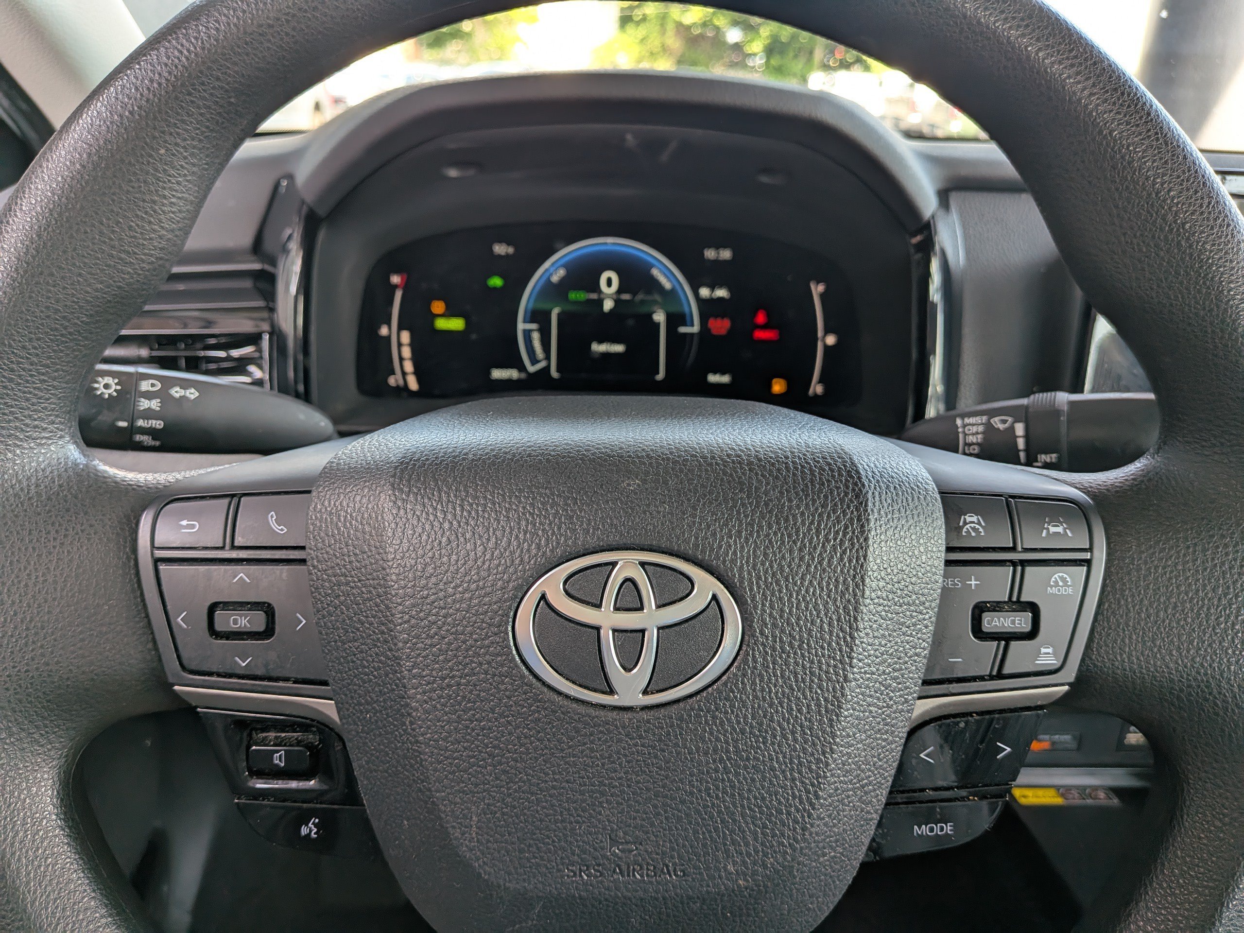Used 2025 White Toyota LE image 25