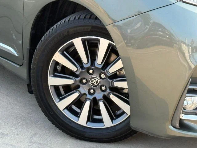 Certified Used 2020 ALUMINA JADE METAL Toyota Limited Premium image 2