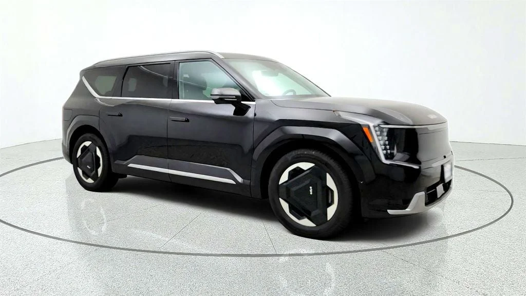 Used 2024 Aurora Black Pearl Kia Land AWD image 3