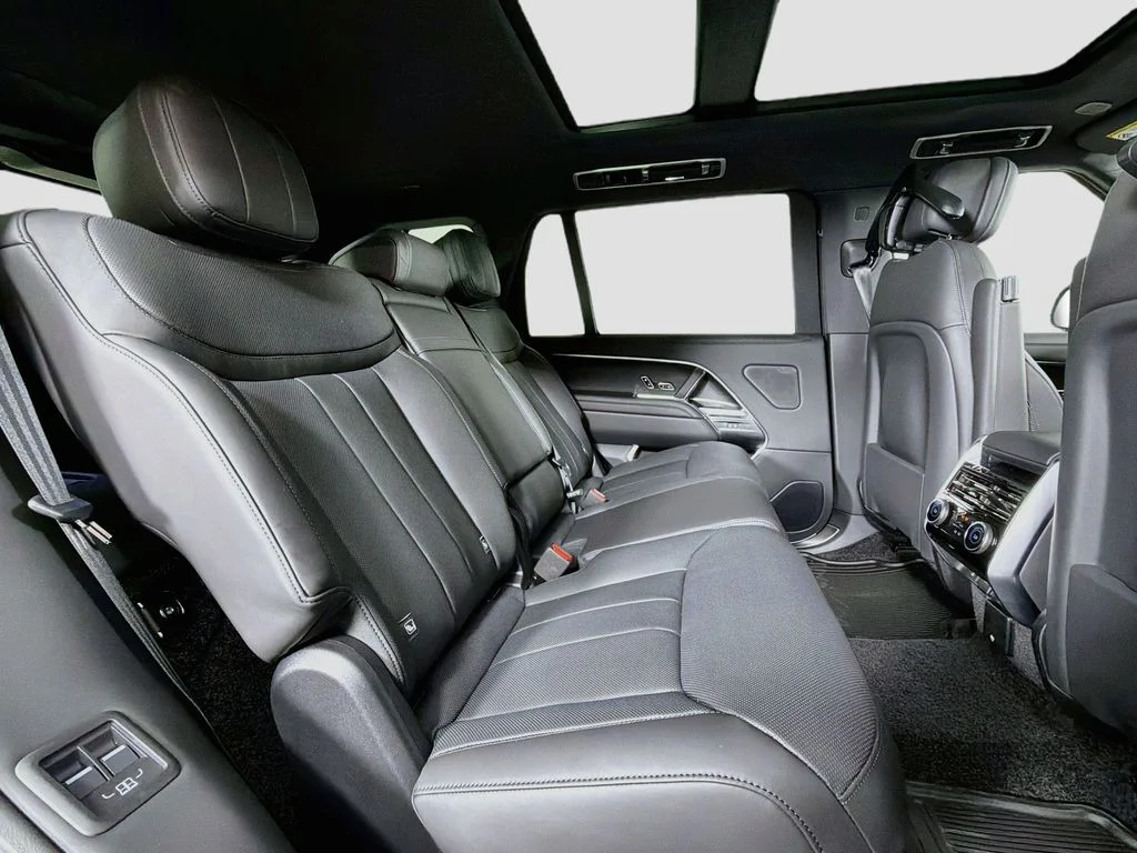 New 2026 Santorini Black Land Rover SE 7 Seats image 29