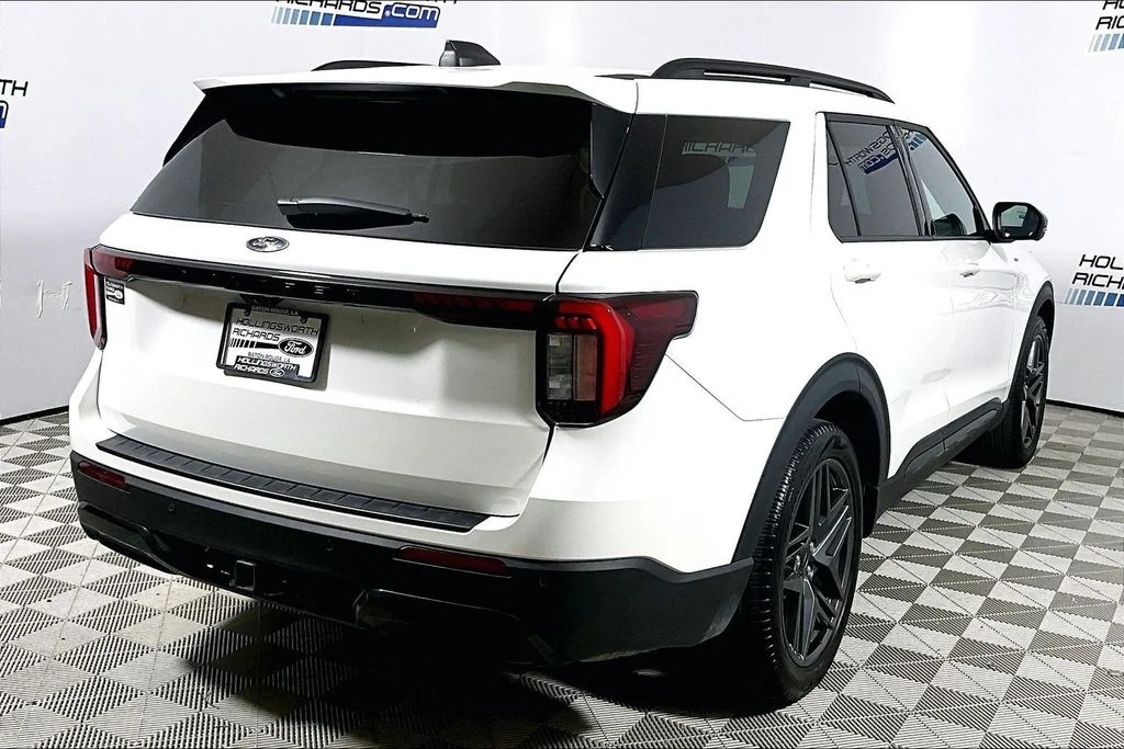 Used 2025 White Metallic Ford ST-Line image 9