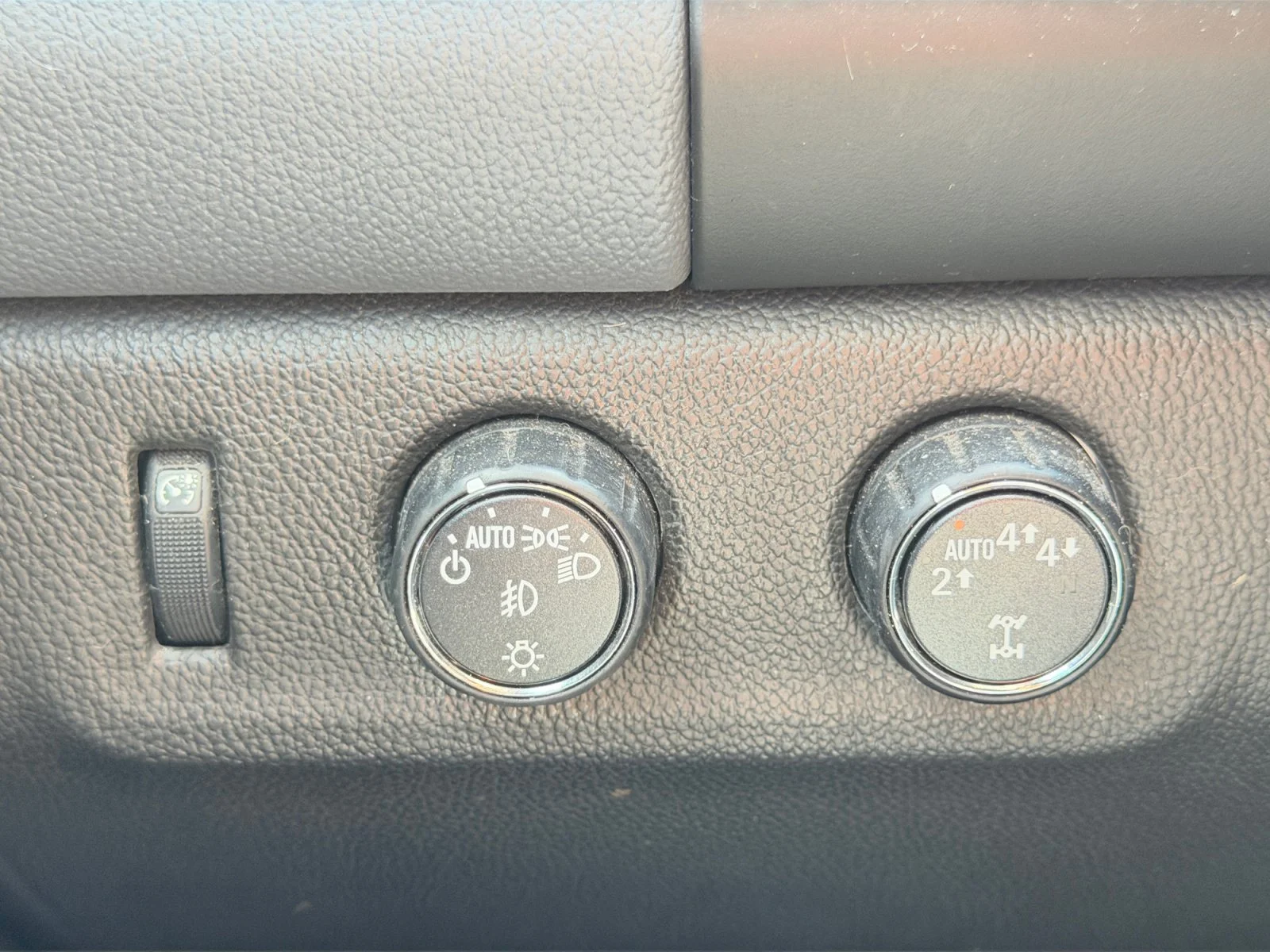 Used 2017 Silver Ice Metallic Chevrolet Z71 image 19