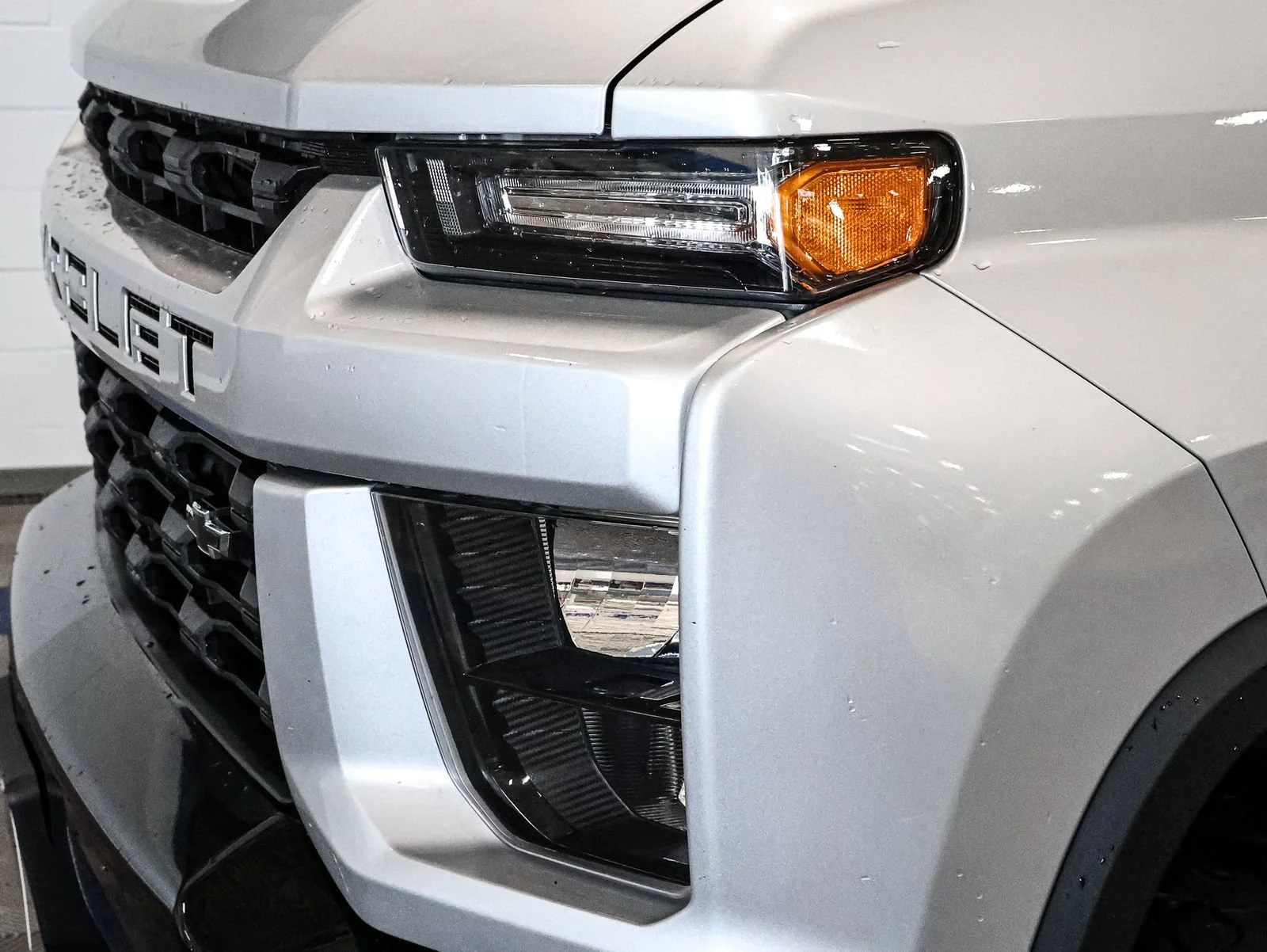 Used 2022 Silver Ice Metallic Chevrolet Custom image 15