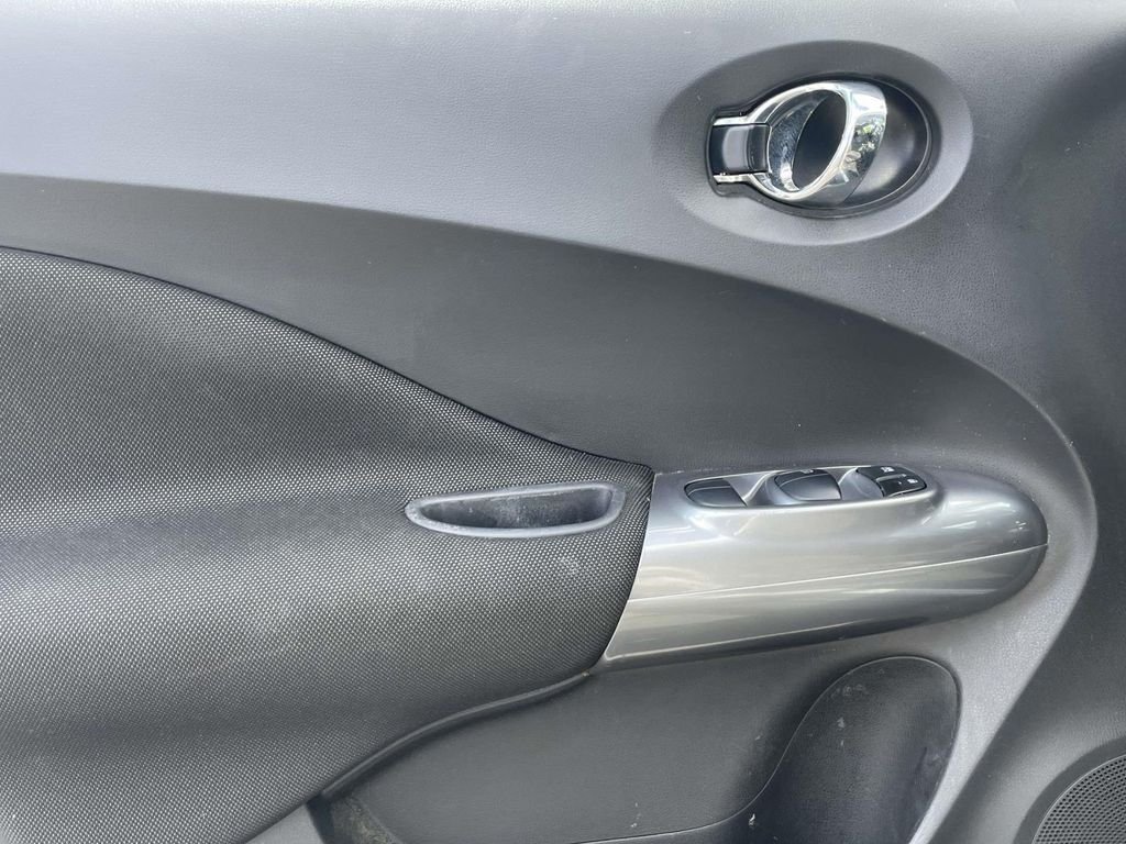 Used 2015 Silver Nissan SV image 16