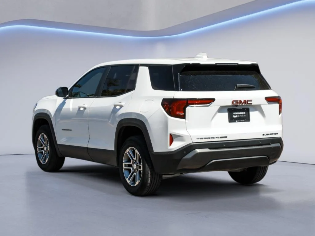 Used 2025  GMC AWD Elevation image 7