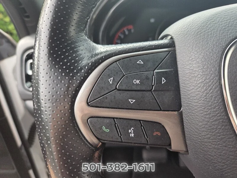 Used 2023 White DODGE SXT RWD image 25
