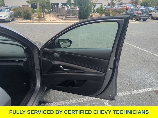 Used 2025 Silver Hyundai SEL Convenience image 43