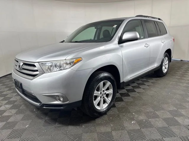 Used 2013 Classic Silver Metallic Toyota SE image 8